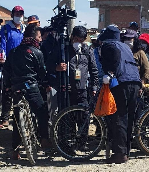 Fotografía donde se ve al periodista Limachi rodeado de gente el día del acto de inauguración del Hospital el Sur