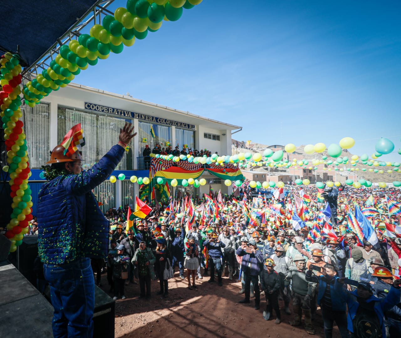 Foto lugar del evento en Colquechaca Potosí en el que se observan banderas del MAS (Fuente: UPRE).