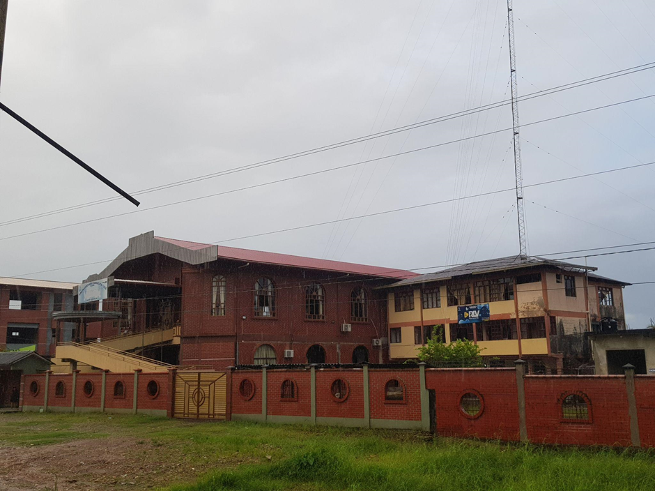 Iglesia Nueva Jerusalén y Radio Luz de Vida (derecha) en Shinahota.