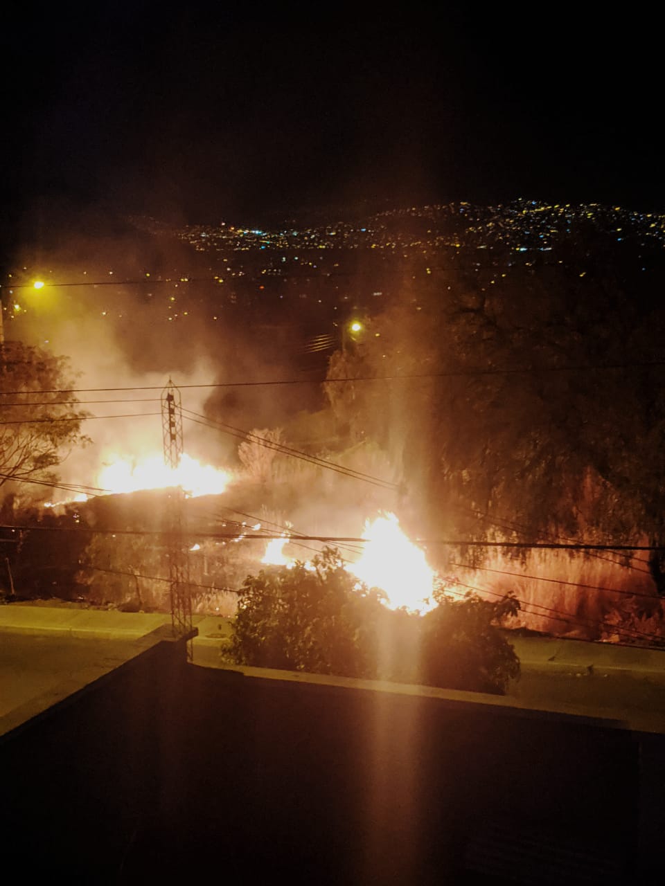 Fotografía del incendio en Alto Queru Queru. Fuente: Stephanie Maldonado