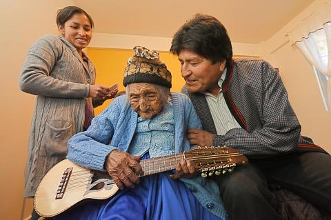 El presidente Evo Morales junto a "mamá Julia" y su familia. Foto: ABI