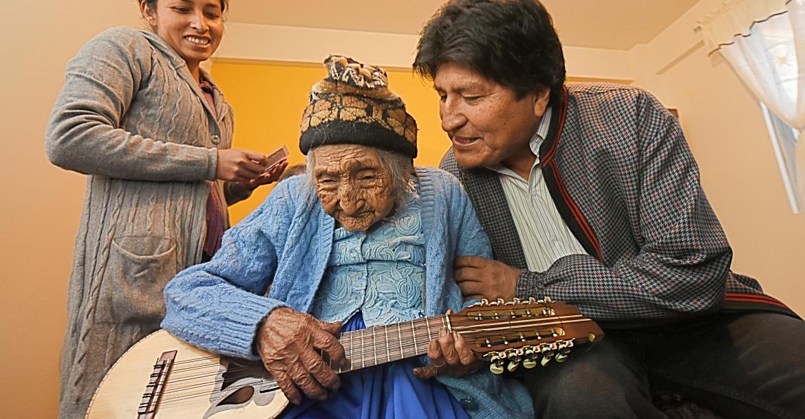 El presidente Evo Morales junto a "mamá Julia" y su familia. Foto: ABI